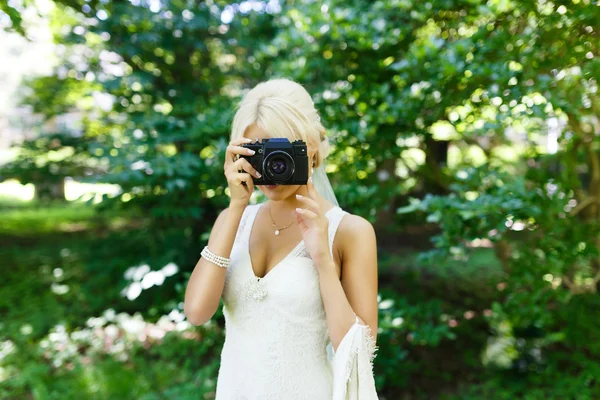 Bride with camera — Stock Photo, Image