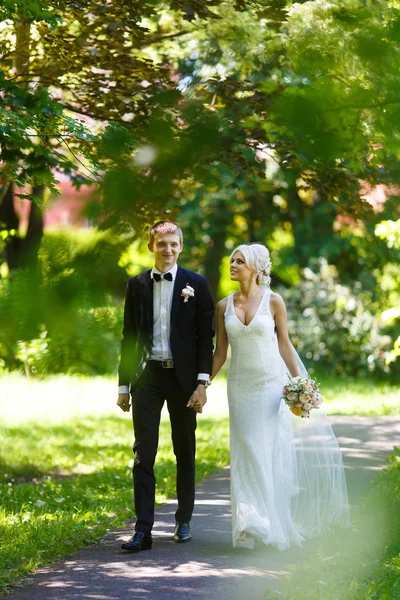 Glückliches Hochzeitspaar — Stockfoto