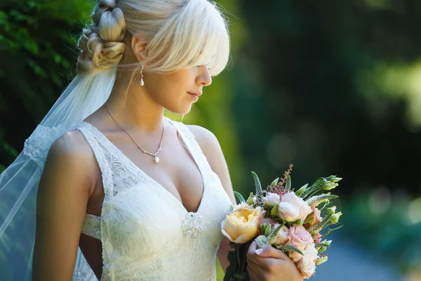 Portrait of beautiful bride — Stock Photo, Image