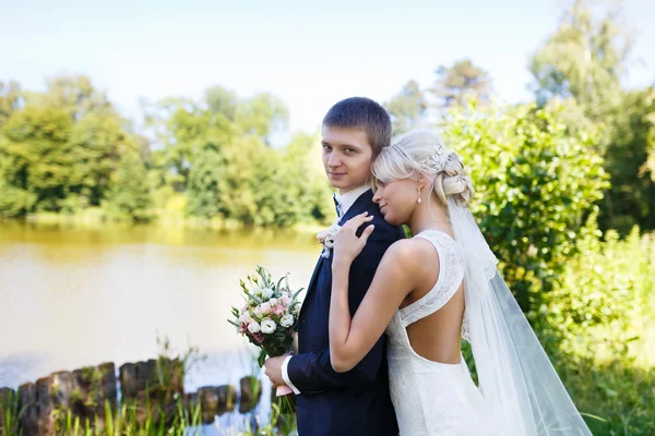 Glückliches Hochzeitspaar — Stockfoto