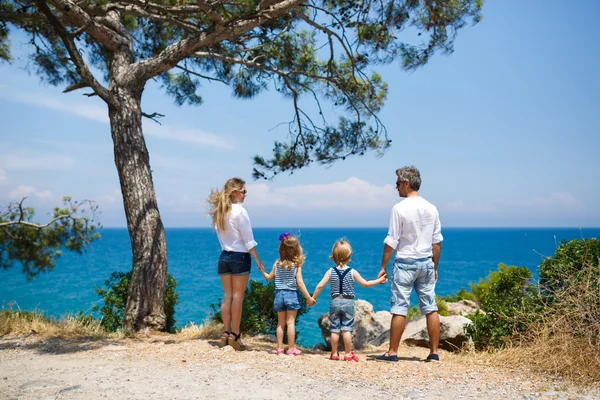 Family with two kids on the seacoast — Stock Photo, Image