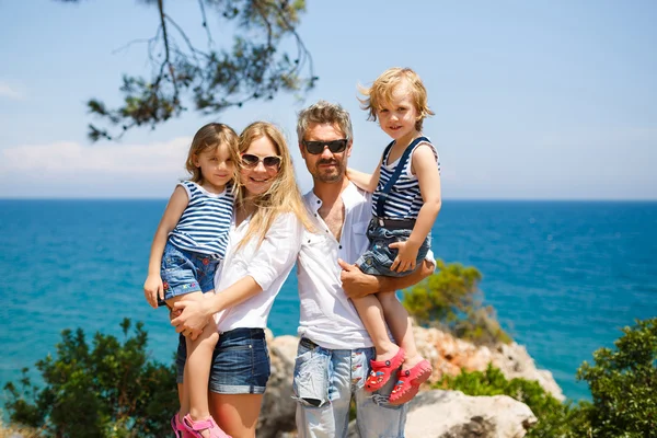 Familia con dos hijos en la costa —  Fotos de Stock