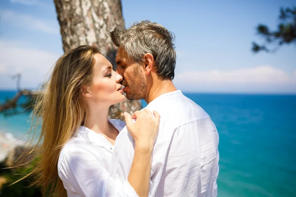 Pareja feliz en la costa — Foto de Stock