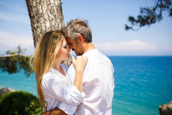 Pareja feliz en la costa — Foto de Stock