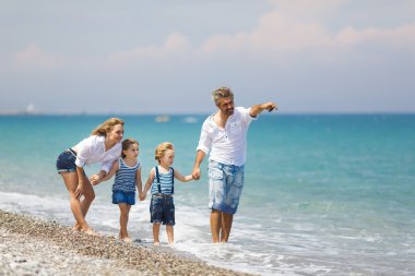 Sahilde iki çocuklu aile