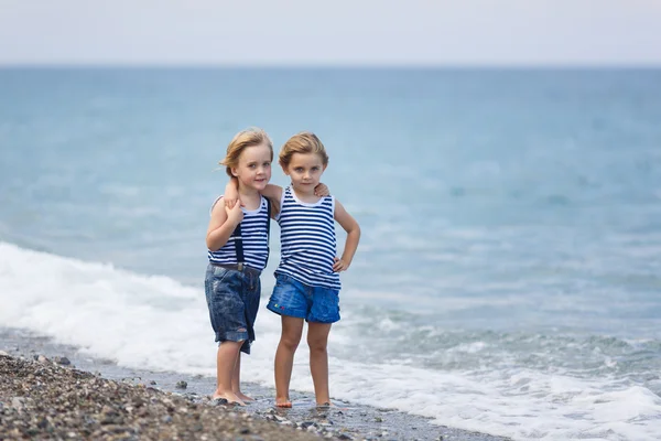 To børn på stranden - Stock-foto