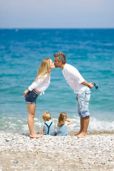 Young happy family — Stock Photo, Image