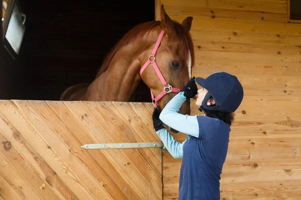 Jinete con un caballo — Foto de Stock