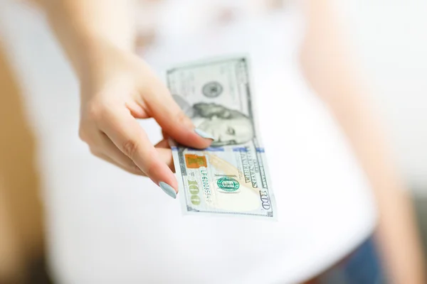 Hand of woman giving money — Stockfoto