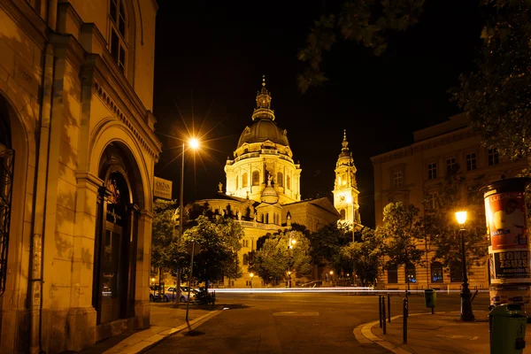Nacht uitzicht op Saint Stephen Basilica — Stockfoto