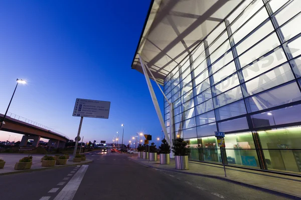 Bangunan modern bandara Lech Valesa di Gdansk — Stok Foto