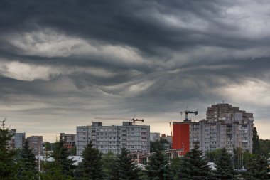 Kaliningrad üzerinde kara bulutlar asperatus
