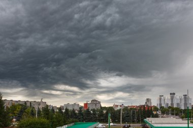 Kaliningrad üzerinde kara bulutlar asperatus