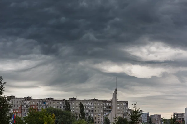 Nubes oscuras asperatus sobre Kaliningrado — Foto de Stock