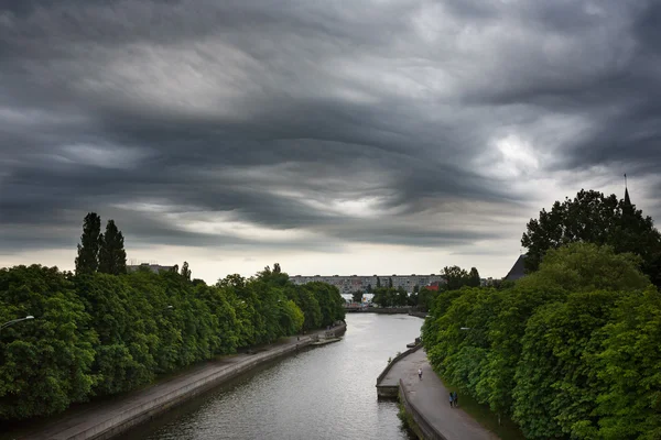 Nubes oscuras asperatus sobre Kaliningrado — Foto de Stock