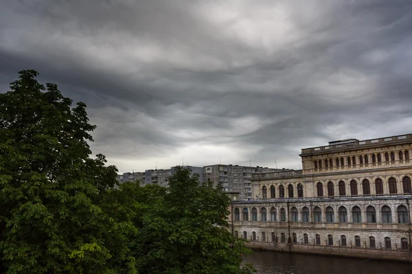 Kaliningrad üzerinde kara bulutlar asperatus — Stok fotoğraf