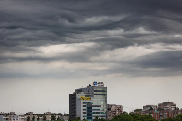 Темні хмари asperatus над Калінінград — стокове фото