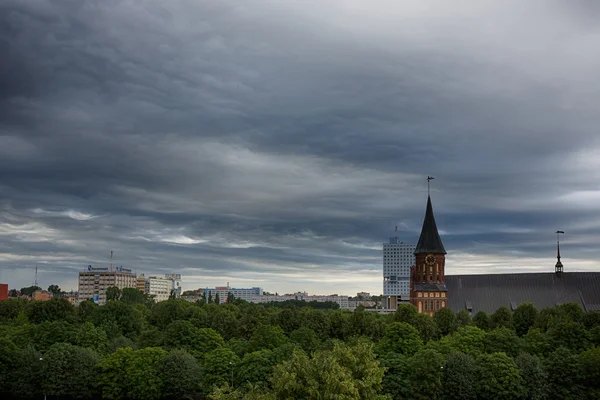 Donkere wolken asperatus over Kaliningrad — Stockfoto