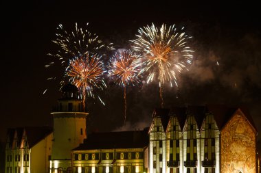 Kaliningrad balıkçı köyü üzerinden havai fişek
