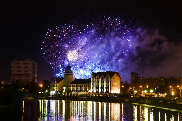 Feuerwerk über dem Fischerdorf in Kaliningrad — Stockfoto
