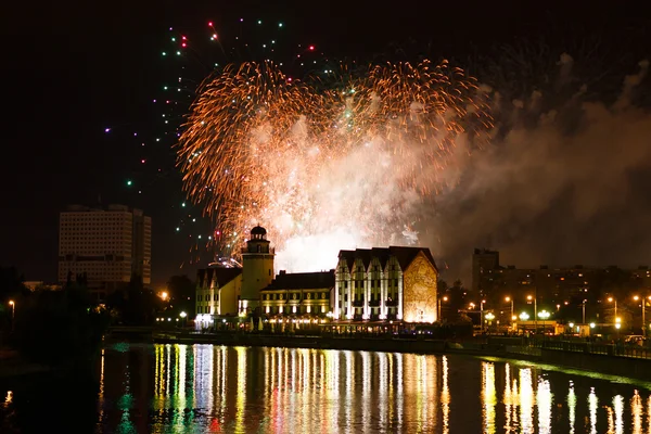 Feuerwerk über dem Fischerdorf in Kaliningrad — Stockfoto