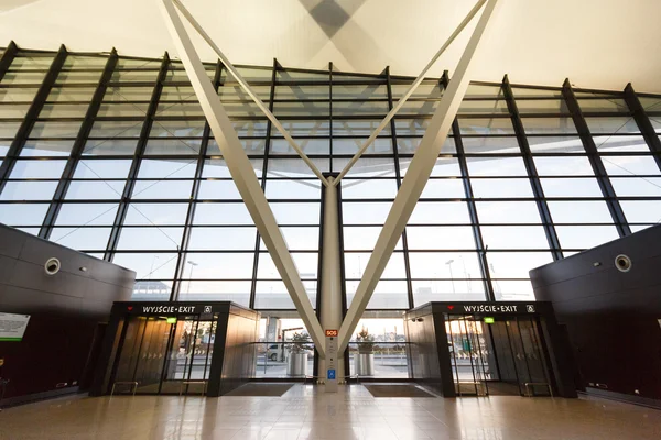 Interior del moderno edificio del aeropuerto de Lech Valesa — Foto de Stock