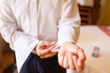 erkek kol düğmeleri koyar