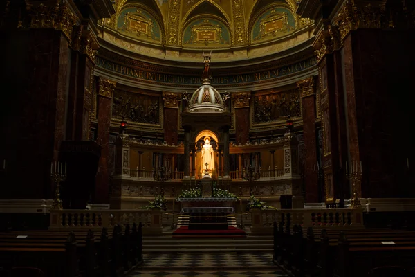 Standbeeld in Saint Stephens basiliek — Stockfoto