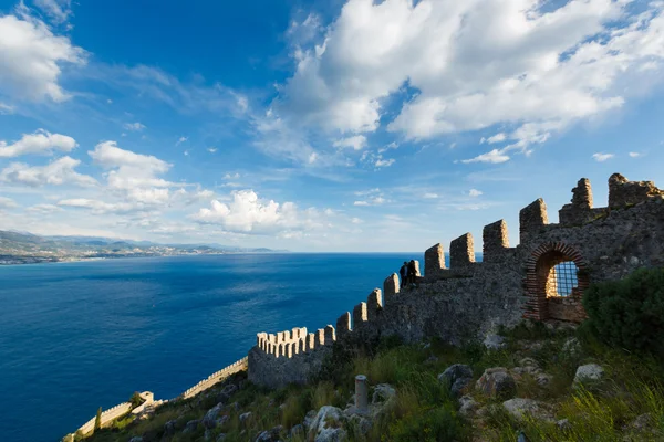 De muur van het oude kasteel in Alanya — Stockfoto