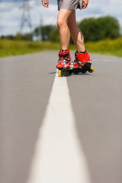 롤러 스케이트 운동 데 여자의 다리 — 스톡 사진