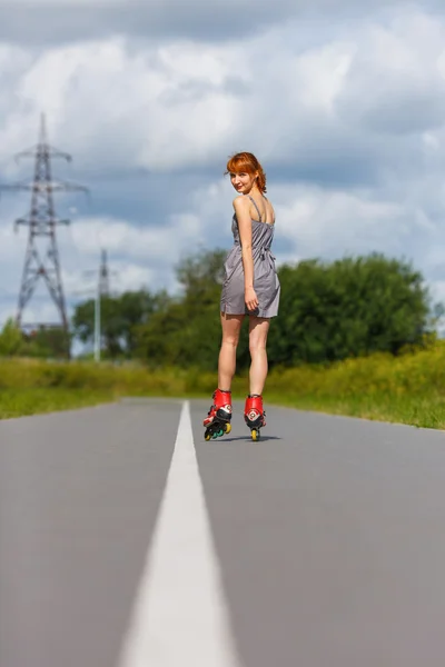 Attraktive Mädchen Inlineskaten auf der Straße — Stockfoto