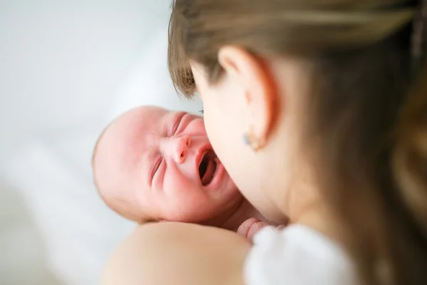 Mother and her crying little son — Stock Photo, Image
