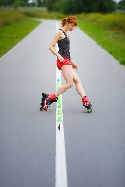Приваблива дівчина катання на роликах на дорозі — стокове фото