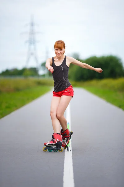 Attraktive Mädchen Inlineskaten auf der Straße — Stockfoto