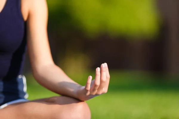 Девушка руки в позе йоги медитации — стоковое фото