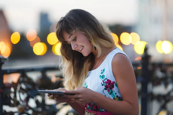 Chica joven con Tablet Computer — Foto de Stock