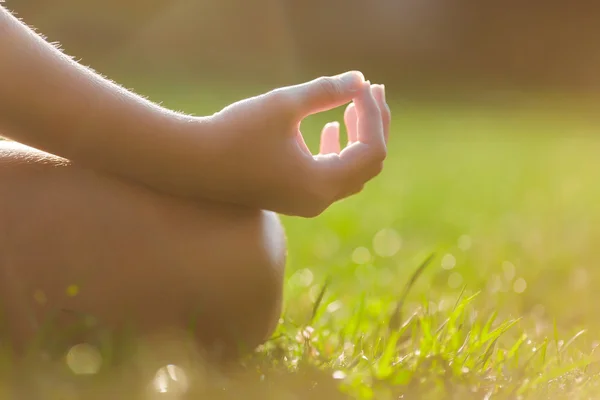 Девушка руки в позе йоги медитации — стоковое фото