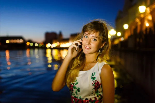 Flicka samtal på mobiltelefon — Stockfoto