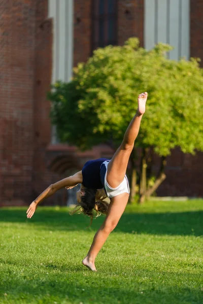 Hübsches junges Mädchen macht Yoga-Übungen — Stockfoto