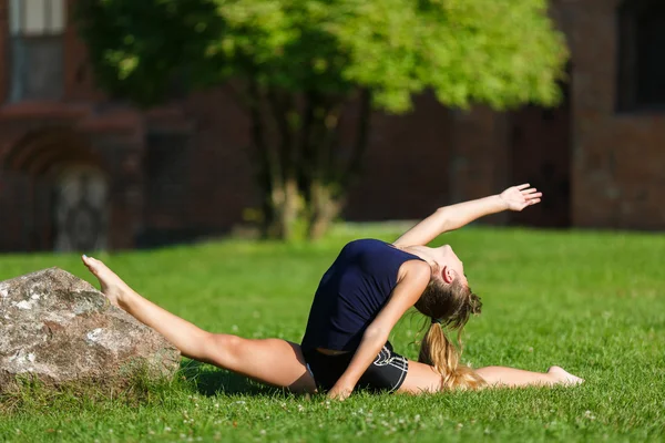 Chica bastante joven haciendo ejercicios de yoga — Foto de Stock