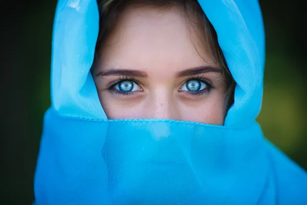 Portrait of attractive young girl in sari — Stock Photo, Image