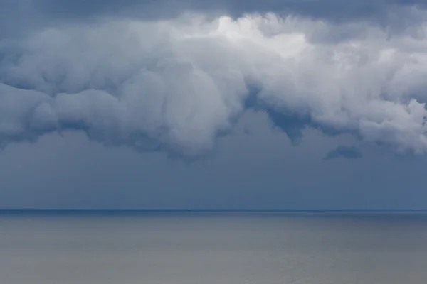 Nube oscura asperatus sobre el mar — Foto de Stock