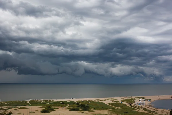 Nube oscura asperatus sobre el mar — Foto de Stock