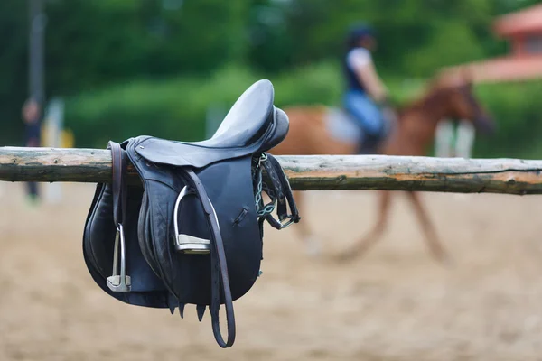 Un caballo silla de montar de cuero en un establo —  Fotos de Stock