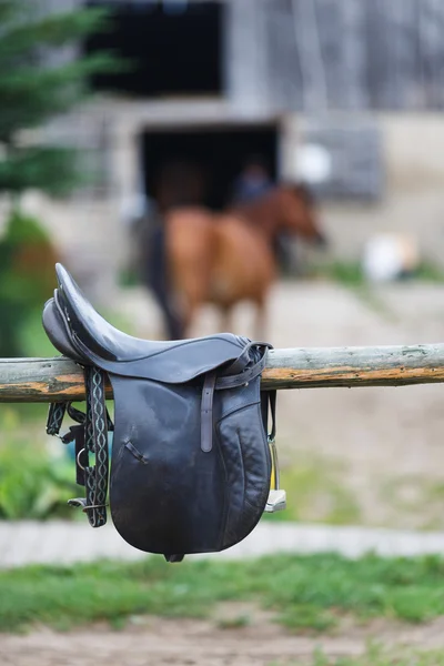 A leather saddles horse in a stable — Stock Photo, Image