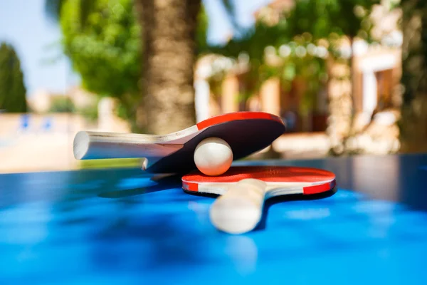 Raquetes de tênis e a bola de ping pong — Fotografia de Stock