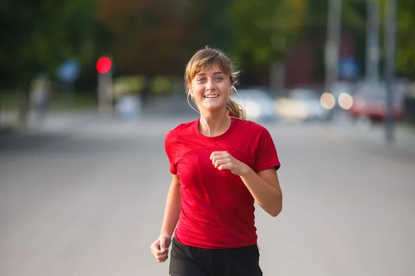 Mädchen läuft in einer Stadt — Stockfoto
