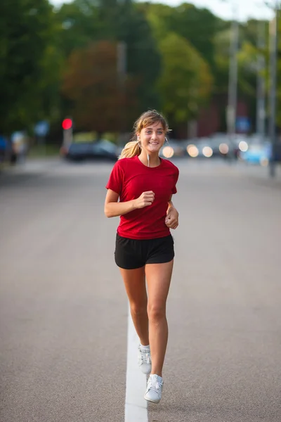 Chica corriendo en una ciudad — Foto de Stock