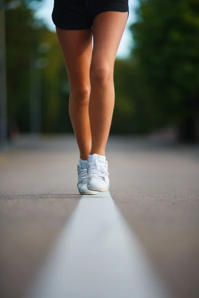 Mädchen läuft in einer Stadt — Stockfoto
