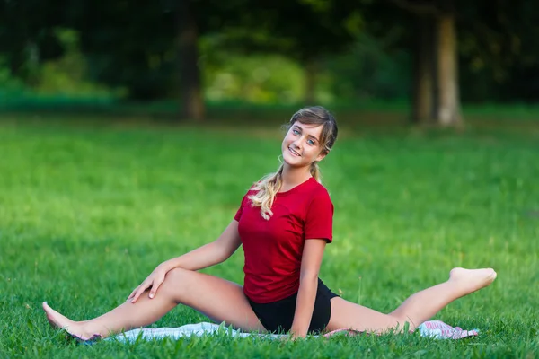 Pretty genç kız Split egzersizleri yapıyor